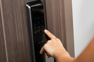Smart door lock untuk hunian modern dengan fitur keamanan canggih