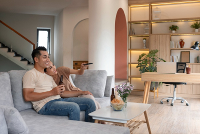 Pasangan menikmati waktu santai di ruang tamu rumah modern sesuai gaya hidup mereka.